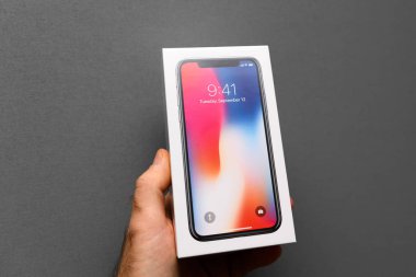 Apple iphone X10 gri bir arka plana dayanır tutan adam 