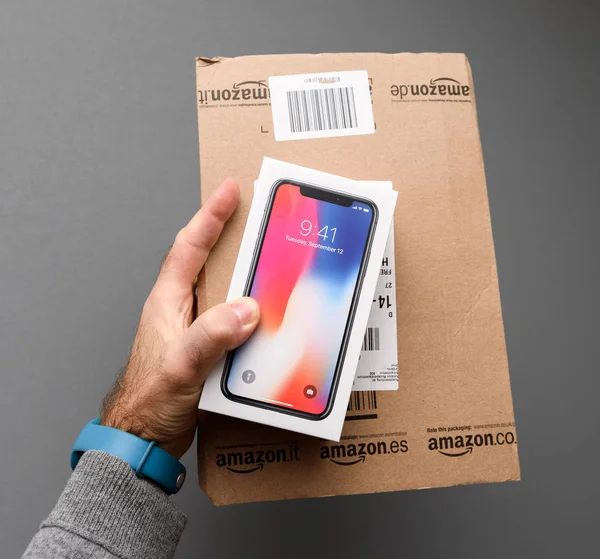 Amazon Box y Apple iphone X10 contra fondo gris — Foto de Stock