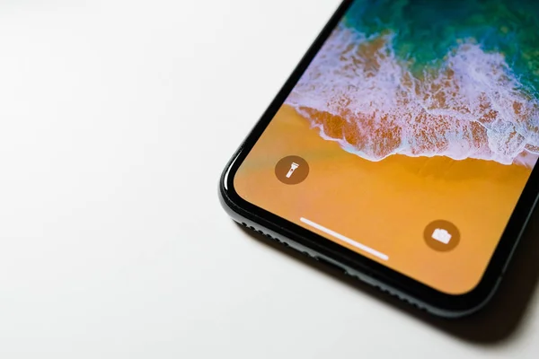 Apple iPhone X botón de la antorcha de luz en la pantalla —  Fotos de Stock