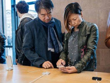 Asya etnik köken çift müşteriler, Apple Store iphone X