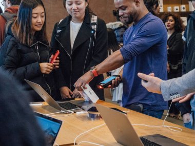 Çinli kadın Apple iphone X satın alma