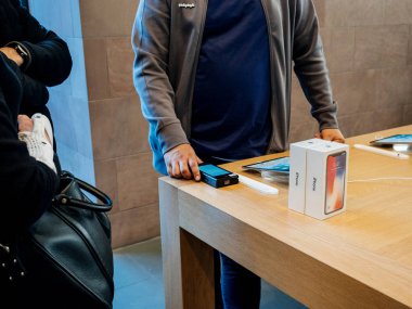 Satıcı satış önce X iphone tarama 