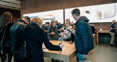 Yetişkin ve yaşlılar mağazasında yeni Apple iphone X zevk