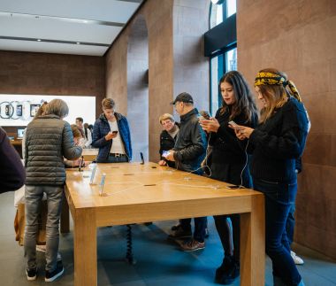 Yetişkin ve yaşlılar mağazasında yeni Apple iphone X zevk