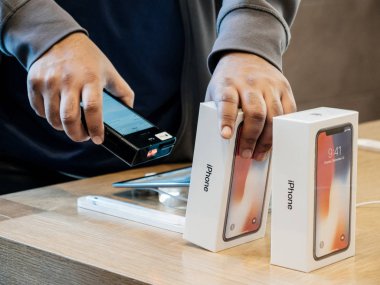 Satıcı satış önce X iphone tarama 