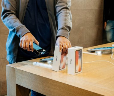 Satıcı satış önce X iphone tarama 