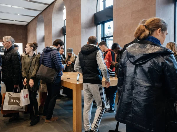 Grupo de clientes admirando el iphone X — Foto de Stock