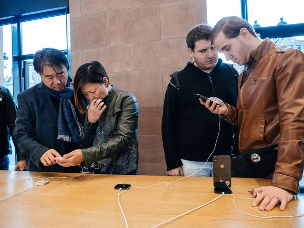 People admiring the new iphone X — Stock Photo, Image