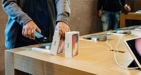 Apple Store shopping for the new iphone X — Stock Photo, Image