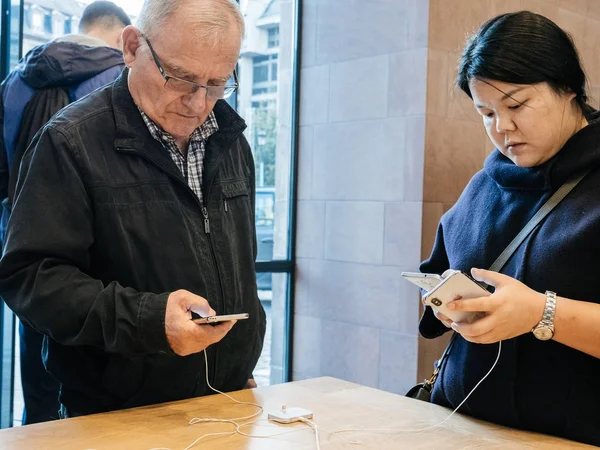 Senior et adolescent comparant tester le nouvel iphone X — Photo