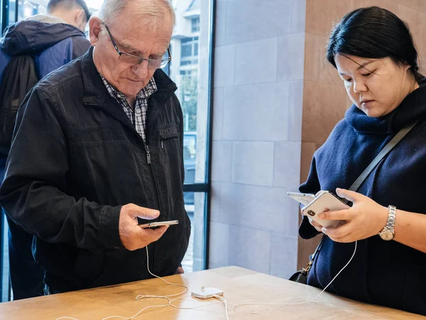 Senior et adolescent comparant tester le nouvel iphone X — Photo