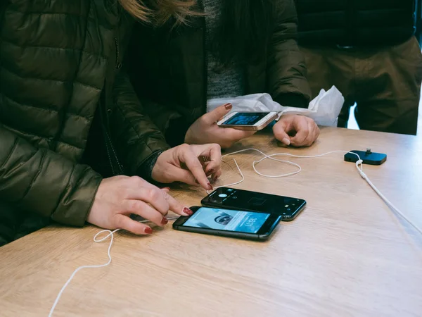 stock image Woman comparing old and new iphone 