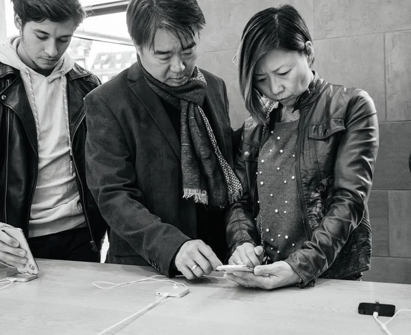 Азиатская этническая пара клиентов в Apple Store iPhone X — стоковое фото
