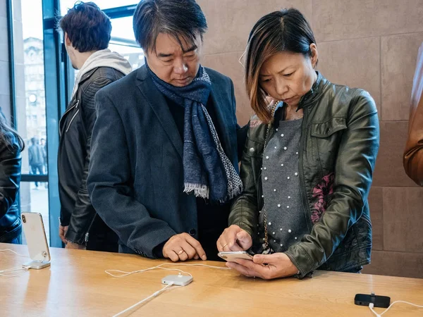 Asya etnik köken çift müşteriler, Apple Store iphone X — Stok fotoğraf