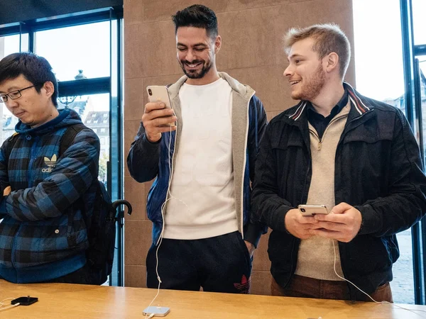 Erkek arkadaşlar en son iphone X satın alma karşılaştırma — Stok fotoğraf