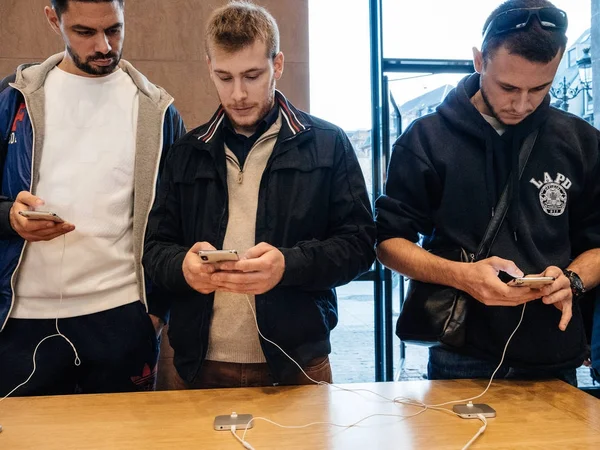 Amis masculins comparant l'achat du dernier iphone X — Photo