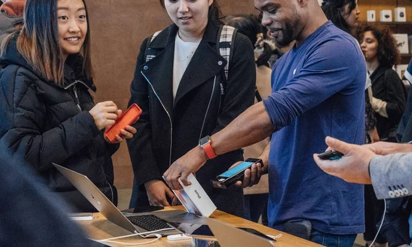 Chinese women buying Apple iPhone X — Stock Photo, Image