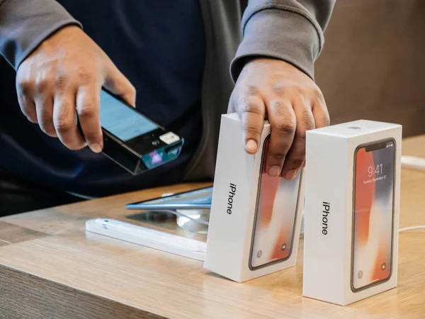 Продавець сканування iphone X до продажу — стокове фото