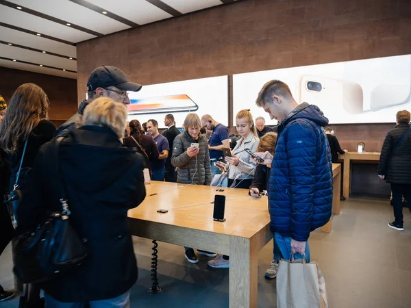 Adultos y personas mayores disfrutando de la última Apple iPhone X en la tienda —  Fotos de Stock