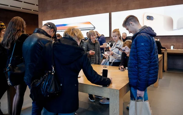 Ενήλικες και ηλικιωμένους απολαμβάνοντας τις τελευταίες iphone της Apple X στο κατάστημα — Φωτογραφία Αρχείου