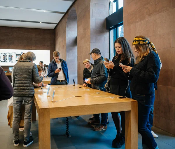 Felnőttek és idősek élvezi a legújabb Apple iphone X-boltban — Stock Fotó