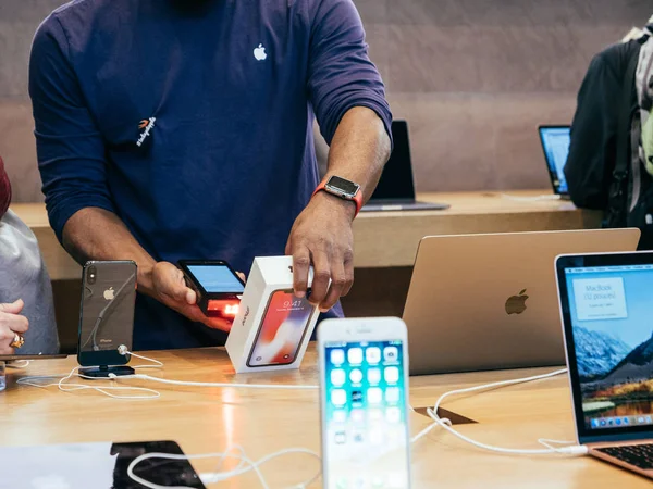 Πωλητής σάρωση το iphone X πριν από την πώληση — Φωτογραφία Αρχείου