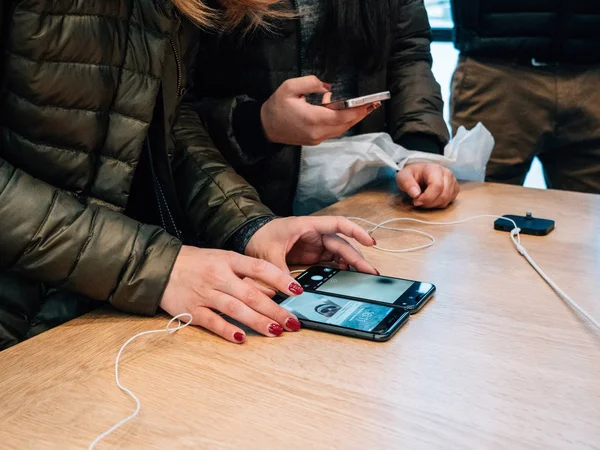 Woman comparing iphone X with her iPhone — Stock Photo, Image