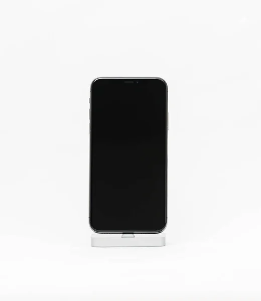 Apple iPhone X изолированный белый фон черный экран — стоковое фото