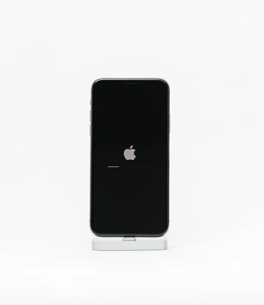 Apple iPhone X โลโก้แอปเปิ้ลพื้นหลังสีขาวโดดเดี่ยว — ภาพถ่ายสต็อก