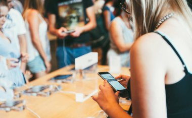 Late iphone hayran müşteriler Apple Store içinde