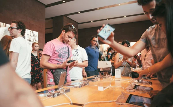 Late iphone hayran meraklı müşteriler Apple Store içinde