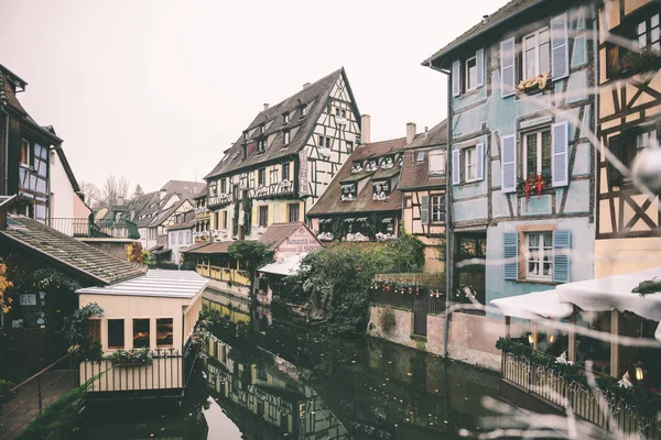 Ville française de Colmar prête pour Noël avec des décorations — Photo