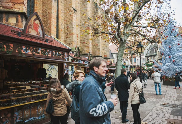 Turister som beundrar den jul marknad, Frankrike Colmar — Stockfoto