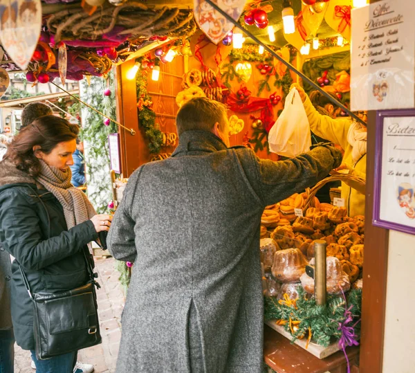 Paar kauft Spielzeug und Souenirs am Marktstand im Elsass ein, fr — Stockfoto