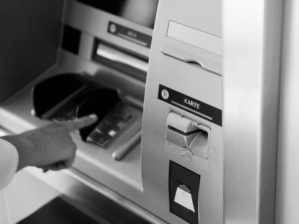 Vrouw met behulp van de ATM-Automatic Teller Machine — Stockfoto