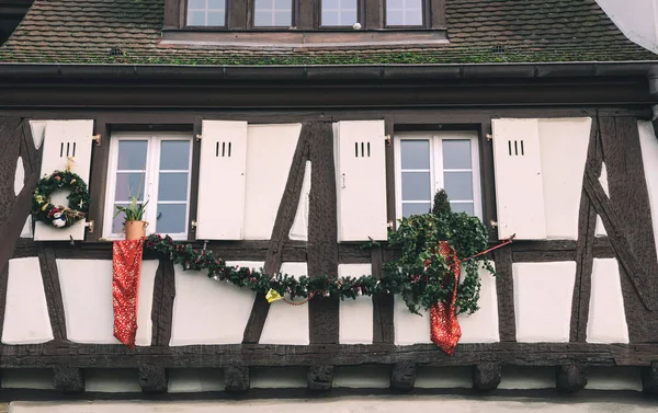 Bonitas decorações de Natal brinquedos nas janelas em Colmar, F — Fotografia de Stock