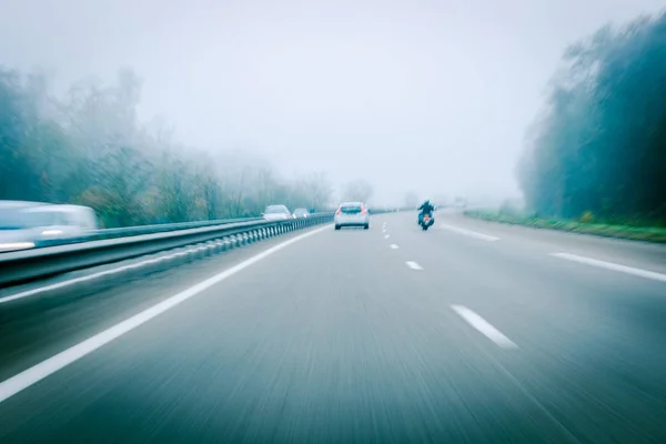 Tyska autobahn highway suddig rörelse med vit bil och motorc — Stockfoto