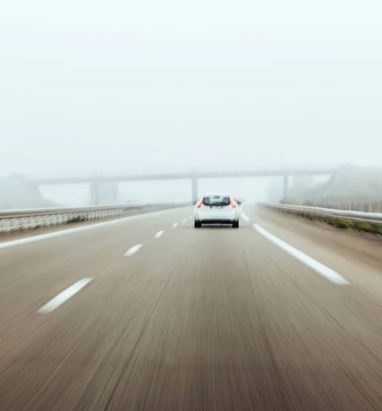 Weißer Volvo deutsche Autobahn unter Brücke — Stockfoto