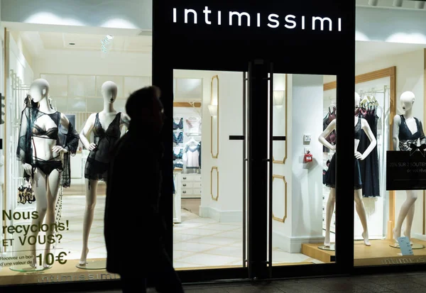 Intimissimi Lingeria marka vitrin geceleri — Stok fotoğraf