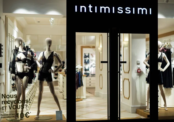 Intimissimi lingeria Markenvitrine bei Nacht — Stockfoto