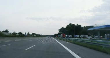 Şehir yol ile zemin üzerine yeşil ağaçlar, arabalar