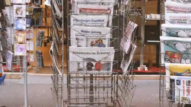 Lyon, Fransa - 10 Nisan 2017: le figaro Fransız gazetesi ile sokak arka plan üzerinde Uluslararası Haberler