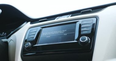 adam sürücü araba ve Gadget'ı araba içinde şehir Road'da gün zaman kullanma.