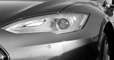 city Road zemin üzerine yeşil ağaçlar ile büyük gri araba Close-Up  