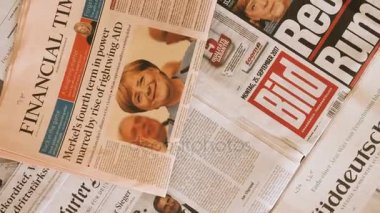 Lyon, Fransa - 10 Nisan 2017: le figaro Fransız gazetesi ile kat zemin üzerine uluslararası haber