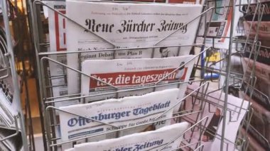 Lyon, Fransa - 10 Nisan 2017: le figaro Fransız gazetesi ile sokak arka plan üzerinde Uluslararası Haberler