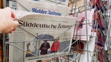 Lyon, Fransa - 10 Nisan 2017: el almak Fransız gazetesi ile sokak arka plan üzerinde Uluslararası Haberler