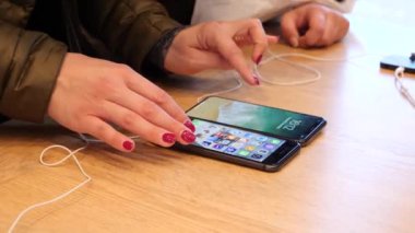 Kadın el ile yeni iphone X