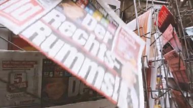 Lyon, Fransa - 10 Nisan 2017: el almak Fransız gazetesi ile sokak arka plan üzerinde Uluslararası Haberler
