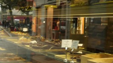 mücevher altın hediye görünümünü sokak arka plan üzerinde windows depolamak